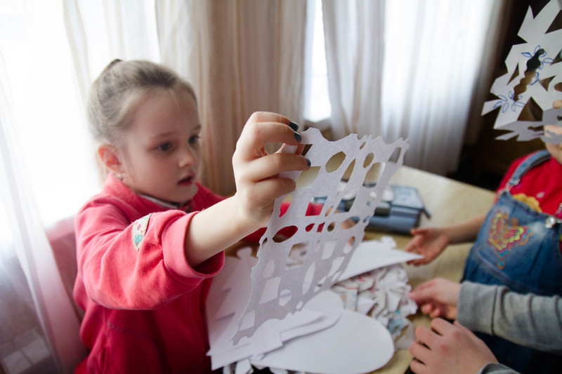 Дети вырезают бумажные снежинки